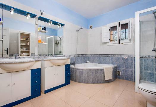 Bathroom | Country house with private pool for sale in Almoradí