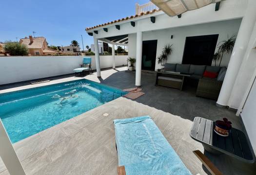 Resale - Villa - Punta Prima