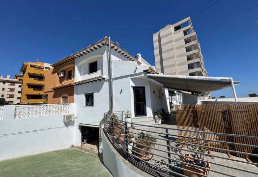 Resale - Villa - Punta Prima