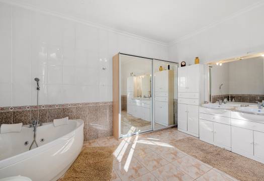 Resale - Finca / Country Property - Los Montesinos