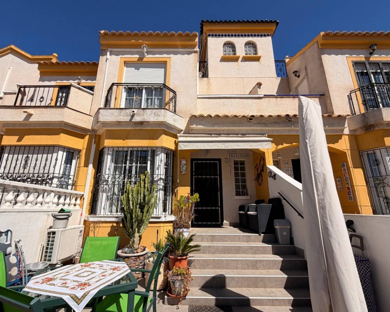 Villa in Urbanizacion El Raso - view 1