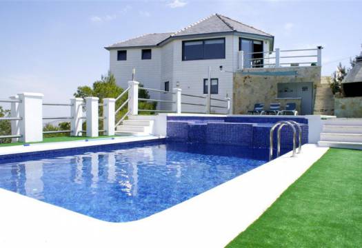 frontview-5-bed-villa-for-sale-torremendo